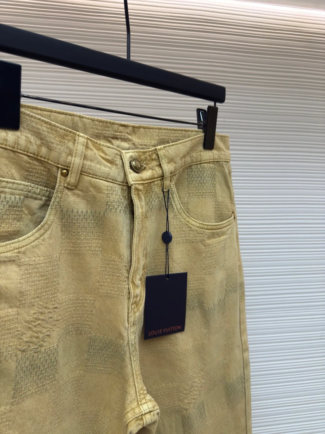LOUIS VUITTON turquoise denim trousers ●Authentic product: Purchased and developed by 14570 ●Item number: 1680008-B40 ●Material: denim fabric ●Technology: jacquard production ●Version: fitted version ●Weight: about 760 grams ●Size: 30-32-34-36 ●Description: Made of custom-woven denim denim, custom-dyed with counter-color indigo effect to make 3D checkered jacquard process. Through the yarn-dyed jacquard process, various patterns and patterns are woven directly into the fabric during the weaving process, making the surface of the denim appear richer in texture and visual effects. The fabric goes through sand washing process and special dyeing technology! Customized accessories, complete with three standards. The overall wiring is straight and delicate, the fabric is comfortable and soft, and the color is consistent without color difference. It can be matched with the same style to create a fashionable look and control various occasions. Customized accessories, complete with three standards, same style for men and women!